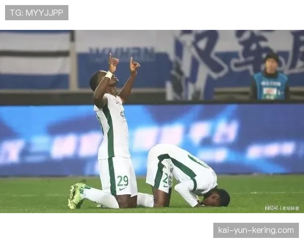 武汉三镇球员阿德里亚诺危险动作染红，主帅场边表达不满